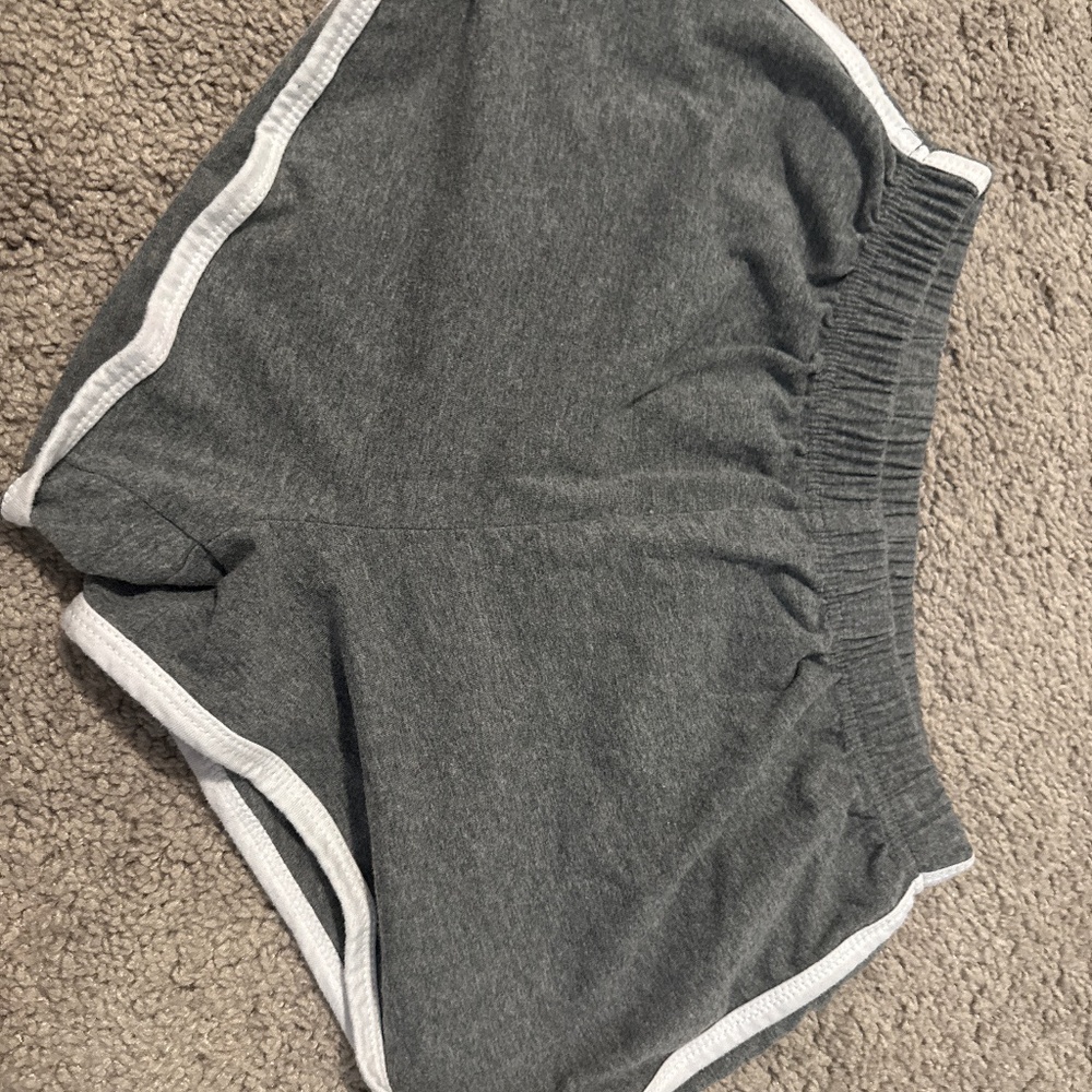 grey shorts